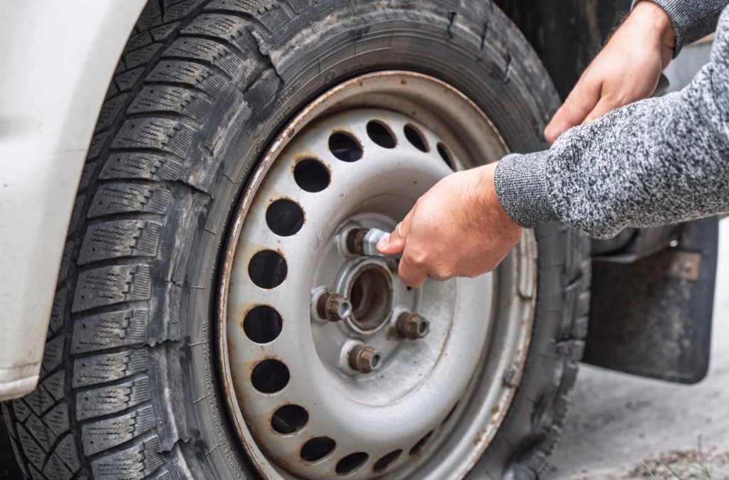 Tire change and flat tire service